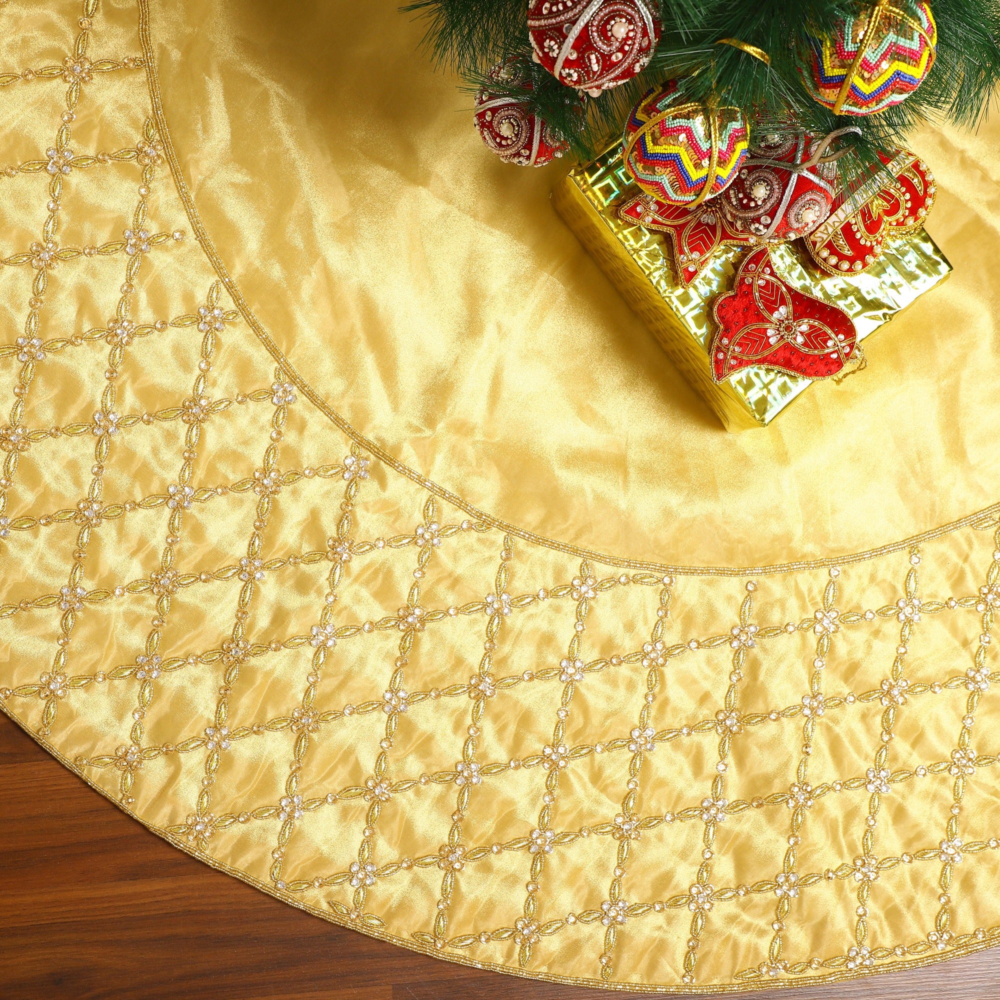 Criss Cross Pearl Leaf Gold Christmas Tree Skirt